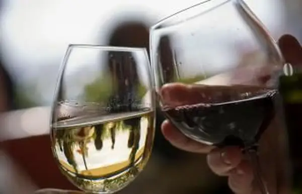 토스트 두 와인 잔