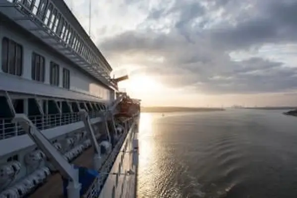 Bateau de croisière quittant Jacksonville avant le coucher du soleil.