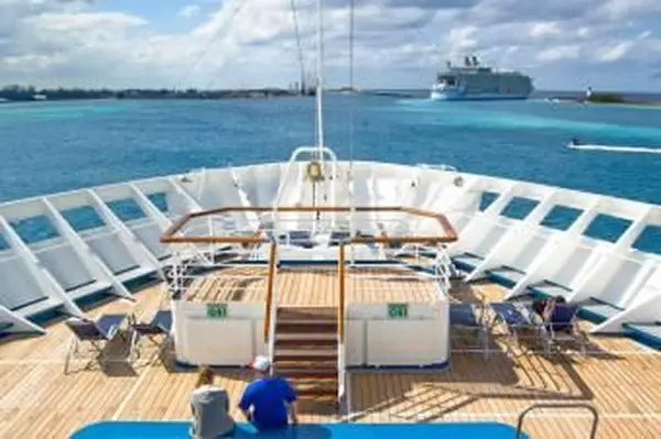 Bateau de croisière quittant le port de Nassau aux Bahamas.