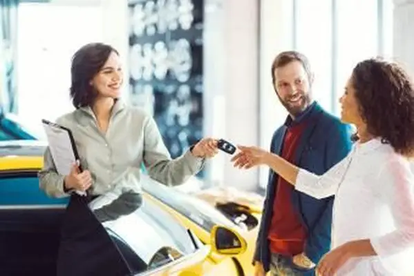 זוג שוכר רכב