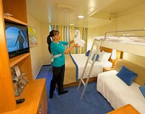 עובדים בתא ספינות