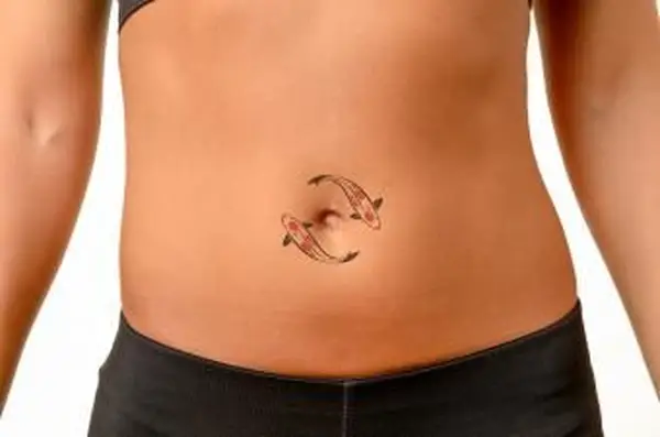 おへその入れ墨はありません