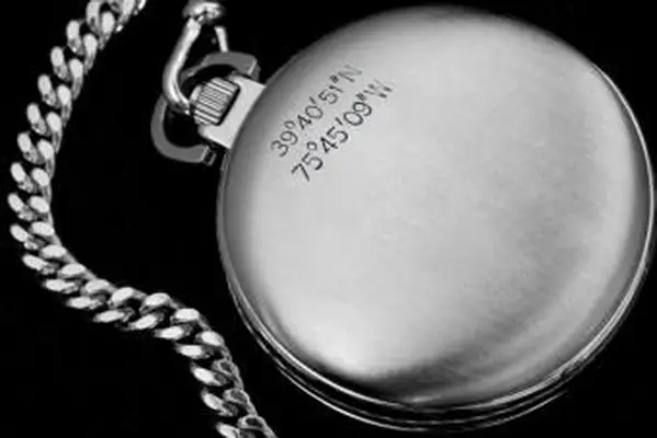 Latitude e longitude gravadas em um relógio