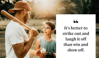 Pai e filho jogando beisebol no prado