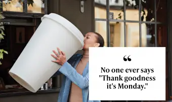 אישה שותה קפה מכוס חד פעמית גדולה