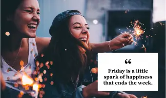 חברים שמחים נהנים בזמן שהם מחזיקים נצנצים