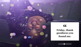 אישה צעירה שוכבת על הספה עם קונפטי נופל