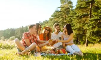 65+ víkendových nabídek se sobotní a nedělní vibrací