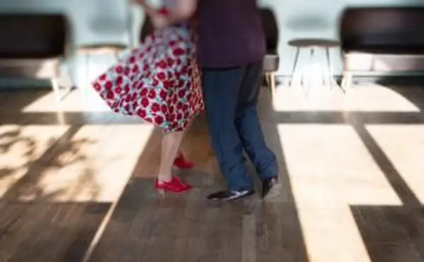 ジルバのダンスステップを行う方法