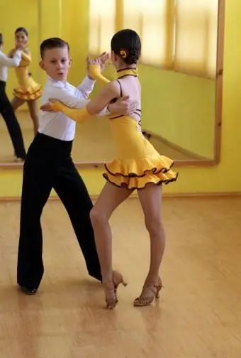 https://cf.ltkcdn.net/dance/images/slide/55245-542x850-rumba.webp