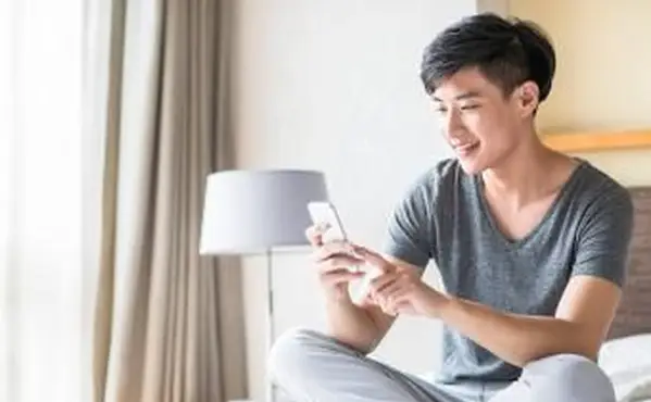 スマートフォンを使用して若い男