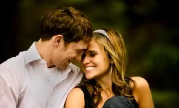 Casal feliz se aconchegando