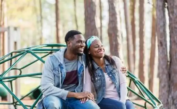 Pár visí na ihrisku