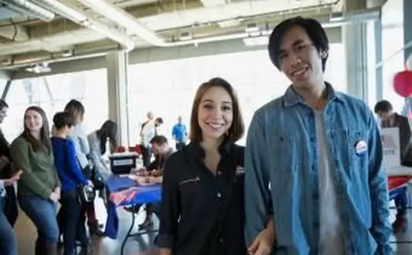 Šťastný pár vo volebných miestnostiach