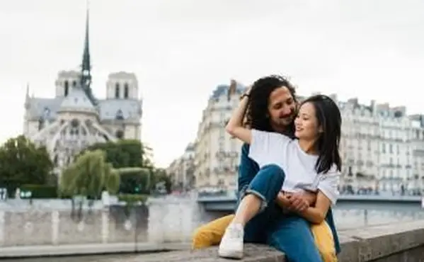 Šťastný pár v Paríži vo Francúzsku