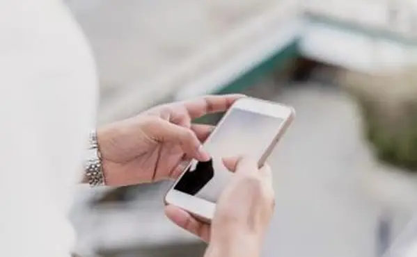 kobieta używająca smartfona