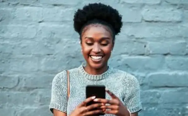 Jak rozpocząć rozmowę na Tinderze: 7 sprawdzonych wskazówek