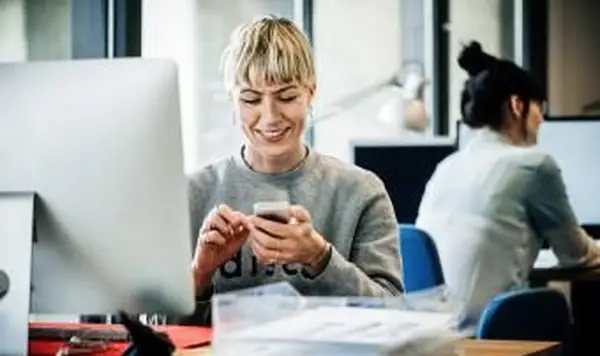 mulher com telefone inteligente