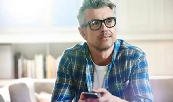 Homem pensativo relaxando em casa