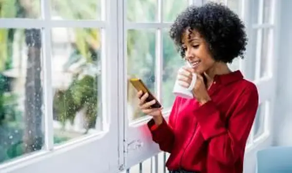 mulher com telefone celular