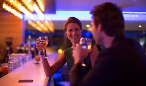 バーで女性を打つ男