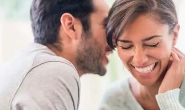 Paar flüstert drinnen zusammen