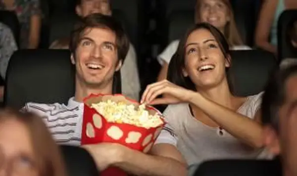 Paar isst Popcorn im Kino