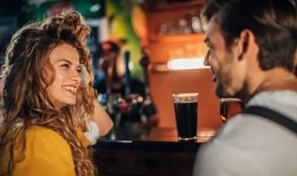 Paar trinkt Bier in der Kneipe