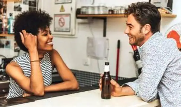 Mann und Frau flirten