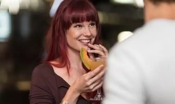 Wie man selbstbewusst ein Gespräch mit einem Mann beginnt