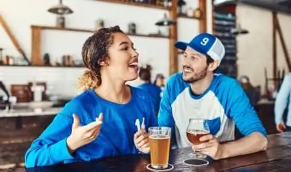 Wie man auf natürliche Weise ein Gespräch mit einem Mädchen beginnt