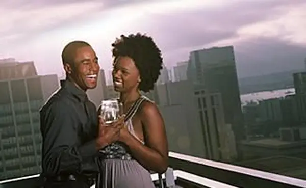 발코니에서 외부 유혹하는 커플