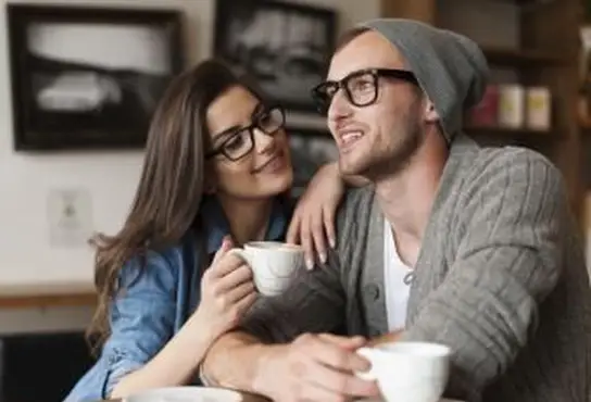 남자 친구에게 물어볼 수있는 136 가지 환상적인 질문