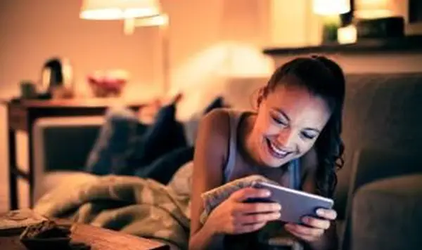 donna che usa il suo telefono