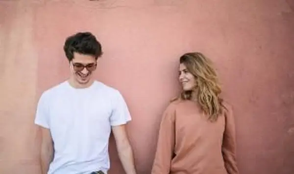 casal adolescente sorrindo