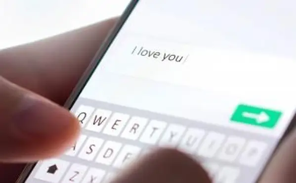 Invio messaggio di testo Ti amo con il cellulare