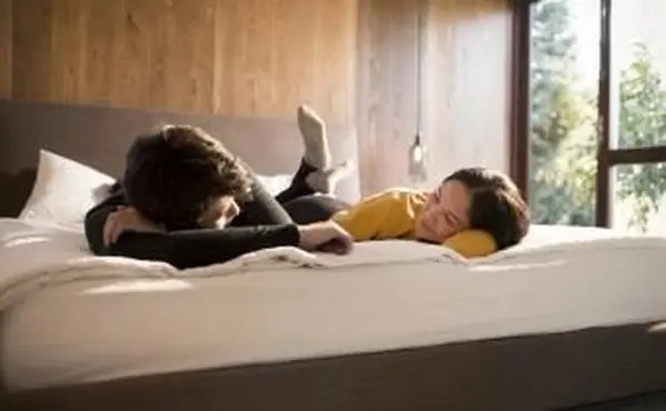 Coppia sdraiata sul letto che parla