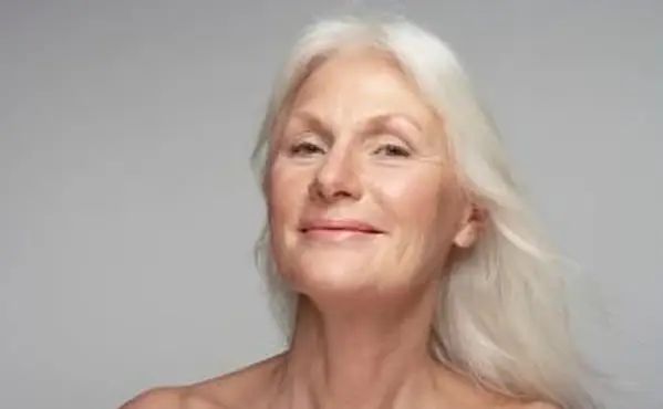 Bella donna anziana con lunghi capelli biondi