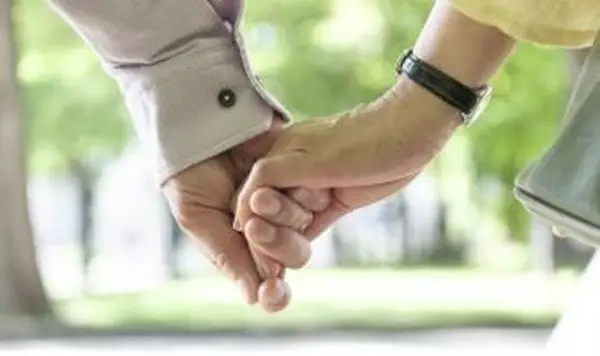 Starsza para trzymająca się za ręce