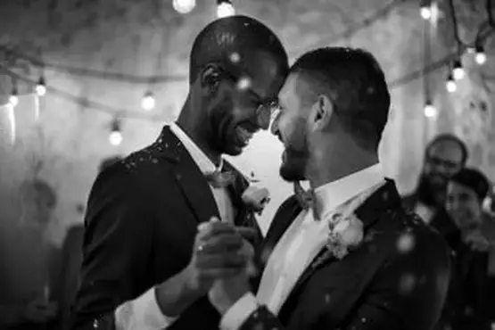 Casal de noivos dançando