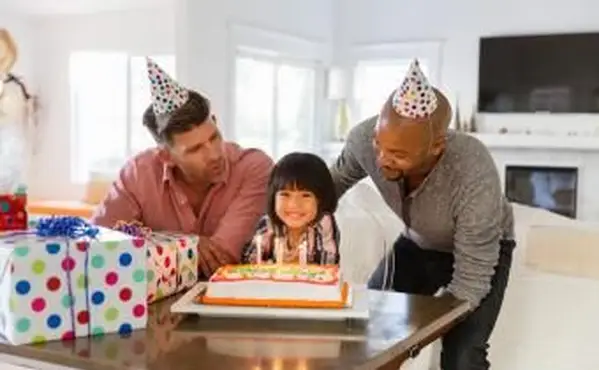 Família comemorando aniversário