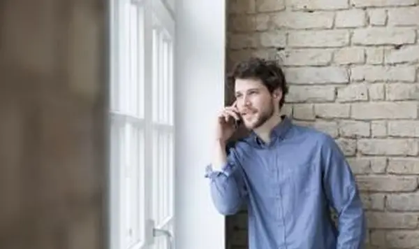 Wie man mit einem Mädchen telefoniert