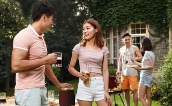 coppia che flirta al barbecue