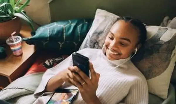 נערה מתבגרת מסמסת לחבר שלה