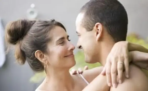 סיבות לנשים מבוגרות לפלרטט עם גברים צעירים יותר