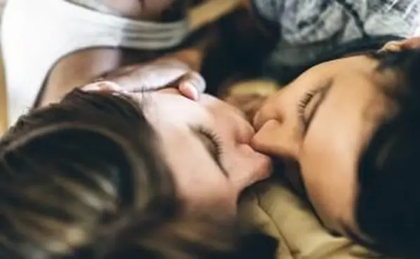 https://cf.ltkcdn.net/dating/images/slide/238615-850x567-kiss-in-bed.webp