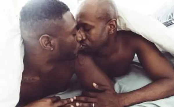 https://cf.ltkcdn.net/dating/images/slide/238805-850x567-two-guys-kissing-under-the-covers.webp