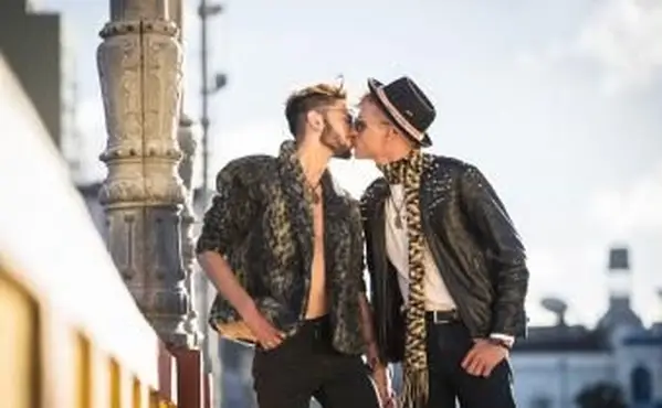 Galeria Całujących Słodkich Facetów Emo