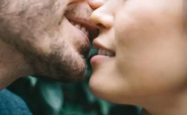 תמונות של 10 זוגות מתנשקים