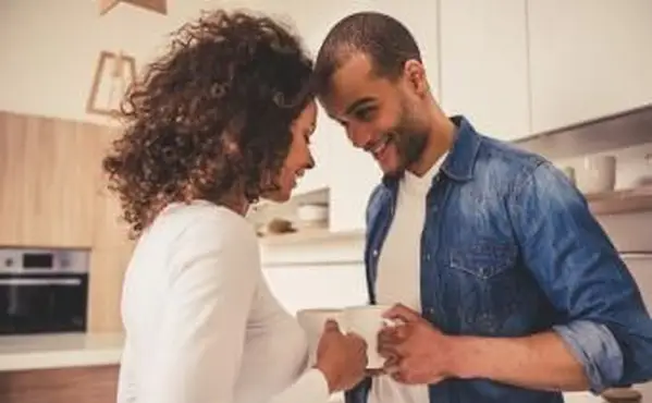 부엌에서 커피와 커플